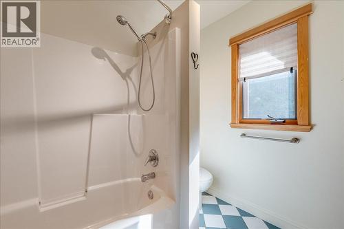 3630 Mountain View Road, Bonnington, BC - Indoor Photo Showing Bathroom