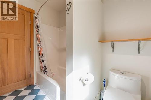 3630 Mountain View Road, Bonnington, BC - Indoor Photo Showing Bathroom