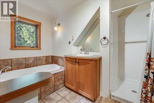 3630 Mountain View Road, Bonnington, BC - Indoor Photo Showing Bathroom