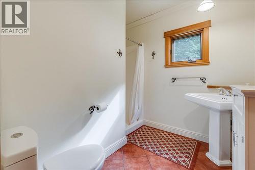 3630 Mountain View Road, Bonnington, BC - Indoor Photo Showing Bathroom