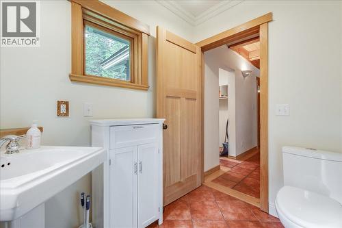 3630 Mountain View Road, Bonnington, BC - Indoor Photo Showing Bathroom