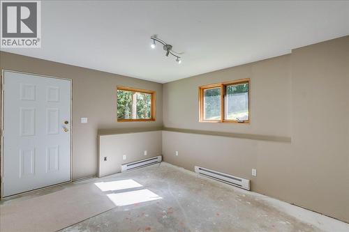 3630 Mountain View Road, Bonnington, BC - Indoor Photo Showing Other Room