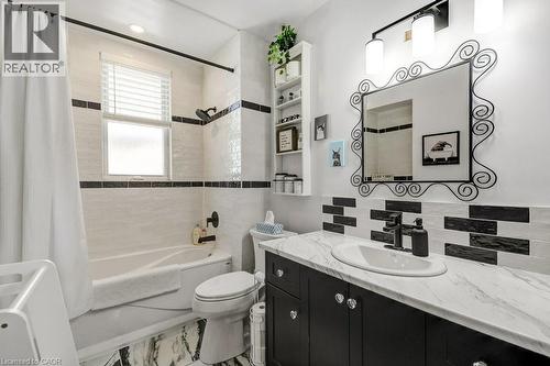 30 East 15Th Street, Hamilton, ON - Indoor Photo Showing Bathroom