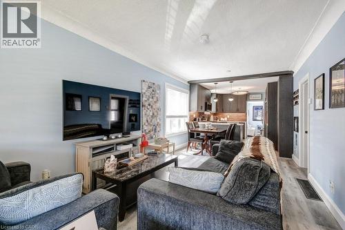 30 East 15Th Street, Hamilton, ON - Indoor Photo Showing Living Room
