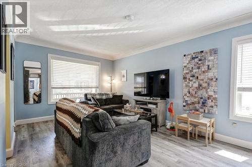 30 East 15Th Street, Hamilton, ON - Indoor Photo Showing Living Room