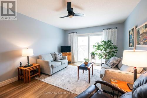 49 Mcintosh Crescent, Quinte West (Murray Ward), ON - Indoor Photo Showing Living Room