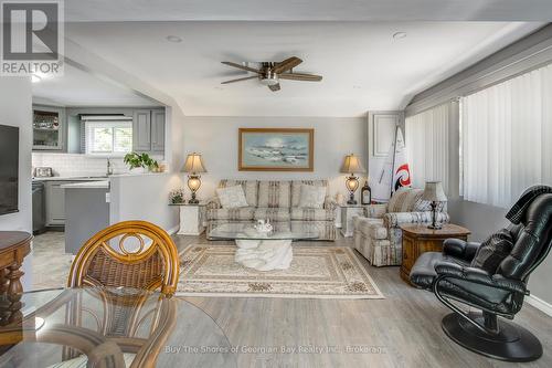 89 Andrew Drive, Tiny, ON - Indoor Photo Showing Living Room
