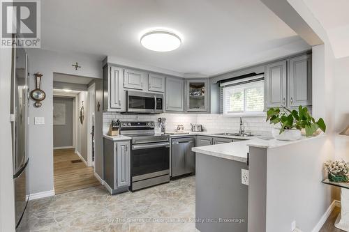 89 Andrew Drive, Tiny, ON - Indoor Photo Showing Kitchen