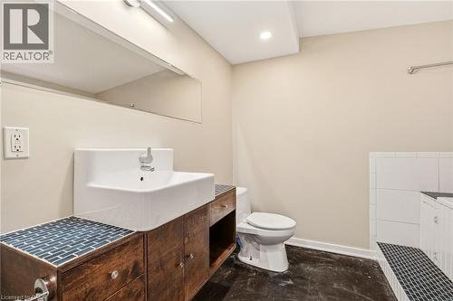 192 Catharine Street S, Hamilton, ON - Indoor Photo Showing Bathroom