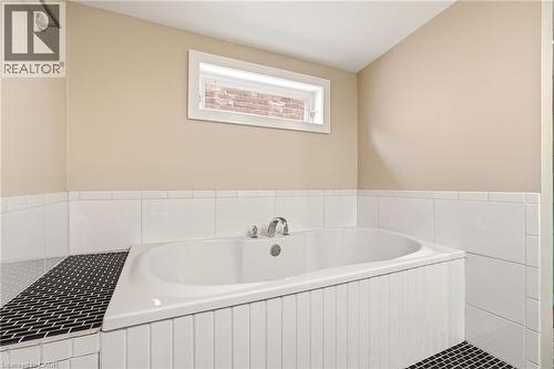 192 Catharine Street S, Hamilton, ON - Indoor Photo Showing Bathroom