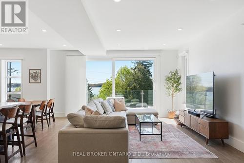 17 Maple Trail, Puslinch, ON - Indoor Photo Showing Living Room