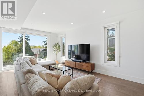17 Maple Trail, Puslinch, ON - Indoor Photo Showing Living Room