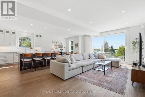17 Maple Trail, Puslinch, ON - Indoor Photo Showing Living Room