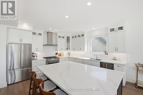 17 Maple Trail, Puslinch, ON - Indoor Photo Showing Kitchen With Upgraded Kitchen