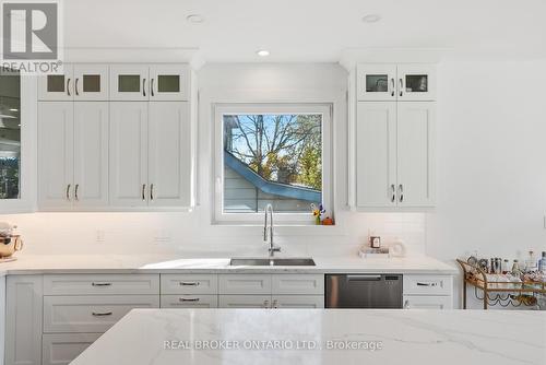17 Maple Trail, Puslinch, ON - Indoor Photo Showing Kitchen With Upgraded Kitchen