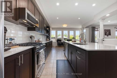 303 Cachet Boulevard, Whitby, ON - Indoor Photo Showing Kitchen With Double Sink With Upgraded Kitchen