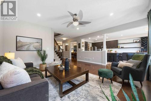 303 Cachet Boulevard, Whitby, ON - Indoor Photo Showing Living Room