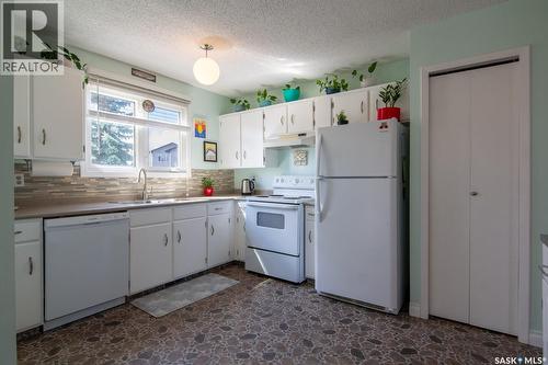 127 Devonshire Crescent, Saskatoon, SK - Indoor Photo Showing Kitchen