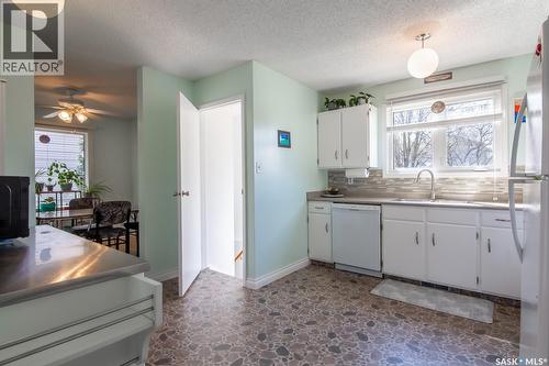 127 Devonshire Crescent, Saskatoon, SK - Indoor Photo Showing Kitchen