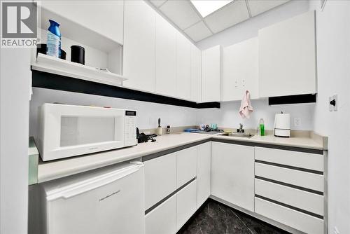 22337 Lougheed Highway, Maple Ridge, BC - Indoor Photo Showing Kitchen