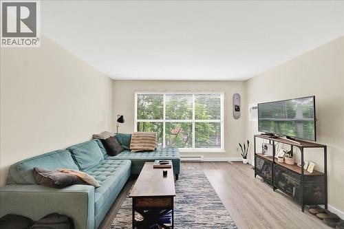 22337 Lougheed Highway, Maple Ridge, BC - Indoor Photo Showing Living Room