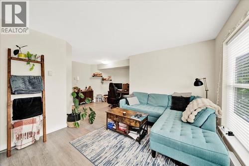 22337 Lougheed Highway, Maple Ridge, BC - Indoor Photo Showing Living Room
