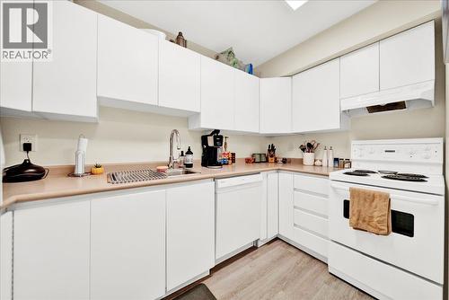 22337 Lougheed Highway, Maple Ridge, BC - Indoor Photo Showing Kitchen