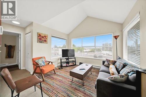 22337 Lougheed Highway, Maple Ridge, BC - Indoor Photo Showing Living Room