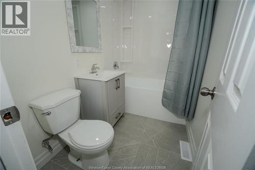 380 Chappell, Windsor, ON - Indoor Photo Showing Bathroom