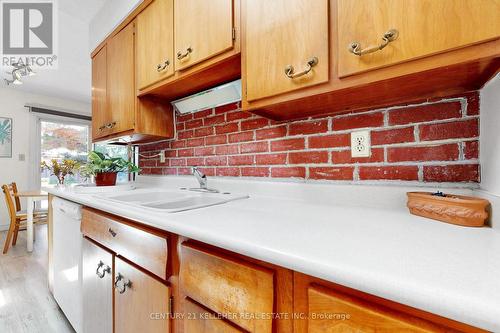 1065 Sierra Boulevard, Mississauga, ON - Indoor Photo Showing Kitchen