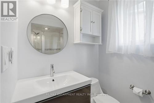 2 Amore Boulevard, Hamilton, ON - Indoor Photo Showing Bathroom