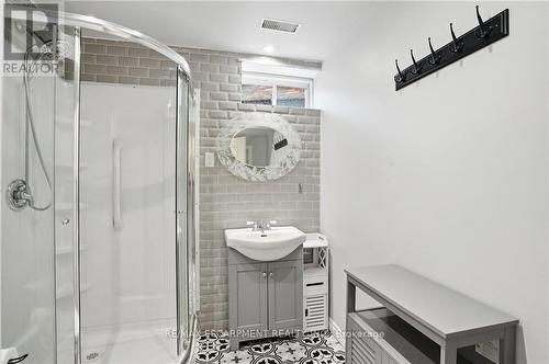2 Amore Boulevard, Hamilton, ON - Indoor Photo Showing Bathroom