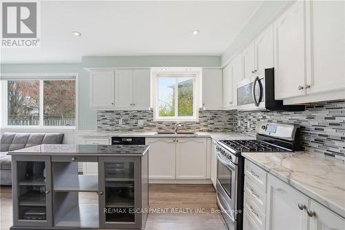 2 Amore Boulevard, Hamilton, ON - Indoor Photo Showing Kitchen With Upgraded Kitchen
