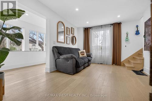834 Beach Boulevard, Hamilton, ON - Indoor Photo Showing Living Room