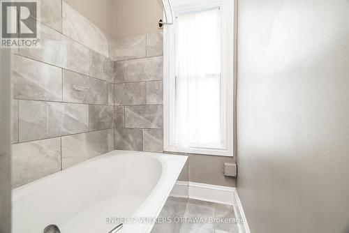 84 Second Avenue, Ottawa, ON - Indoor Photo Showing Bathroom