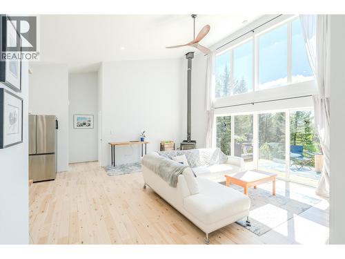 6282 Hillside Drive, Forest Grove, BC - Indoor Photo Showing Living Room