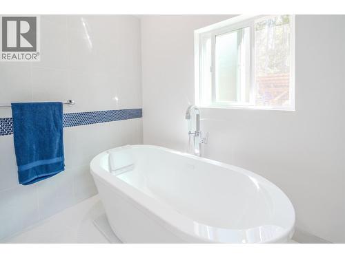 6282 Hillside Drive, Forest Grove, BC - Indoor Photo Showing Bathroom