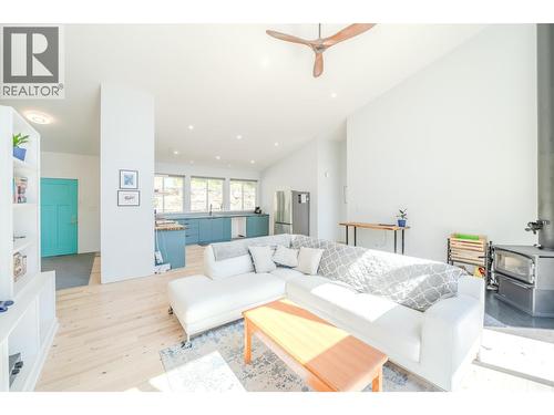 6282 Hillside Drive, Forest Grove, BC - Indoor Photo Showing Living Room