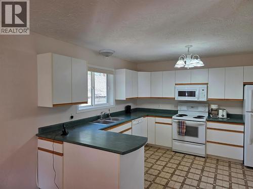 410 6Th Avenue, Keremeos, BC - Indoor Photo Showing Kitchen With Double Sink