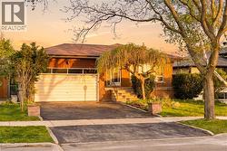 893 HOLLOWTREE Crescent  Mississauga, ON L4Y 2V3