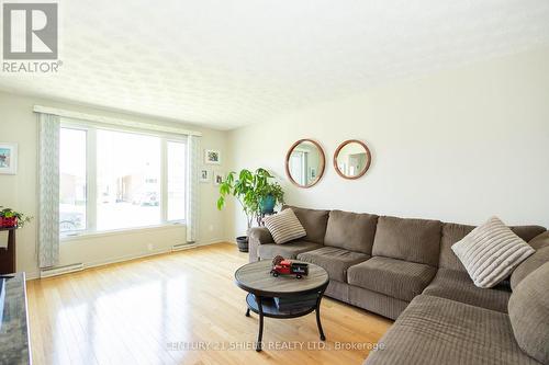 1107 Grand Avenue, Cornwall, ON - Indoor Photo Showing Living Room