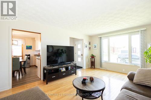 1107 Grand Avenue, Cornwall, ON - Indoor Photo Showing Living Room