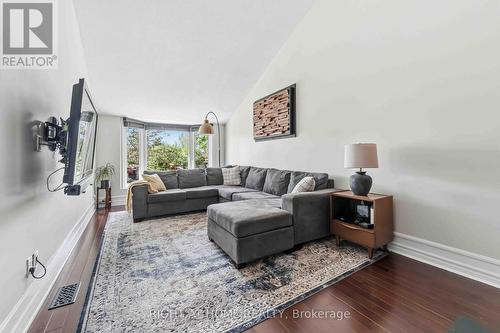 981 Barwell Avenue, Ottawa, ON - Indoor Photo Showing Living Room