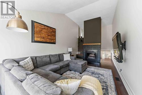 981 Barwell Avenue, Ottawa, ON - Indoor Photo Showing Living Room With Fireplace