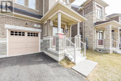 38 SILVER MEADOW GDNS GARDENS N , Hamilton, Ontario L8B 1Z4 4