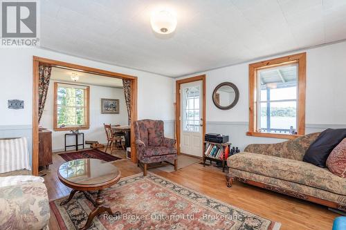 437 Champlain Road, Penetanguishene, ON - Indoor Photo Showing Living Room