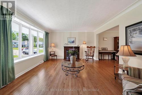 1607 Charles Street, Cornwall, ON - Indoor Photo Showing Living Room