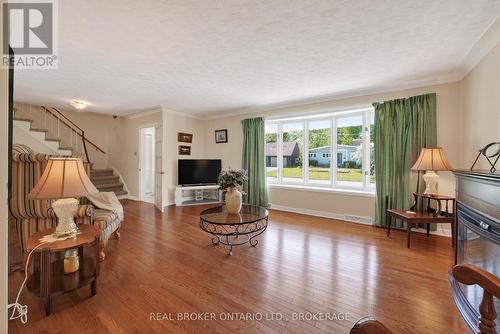 1607 Charles Street, Cornwall, ON - Indoor Photo Showing Living Room