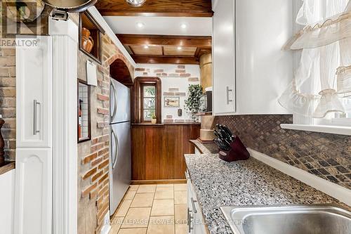 287 Courtland Avenue E, Kitchener, ON - Indoor Photo Showing Kitchen