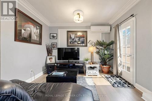 287 Courtland Avenue E, Kitchener, ON - Indoor Photo Showing Living Room